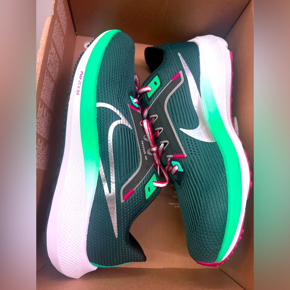 Nike air zoom Pegasus 40  running shoes size 10.5 wmns 9 men.  NWT